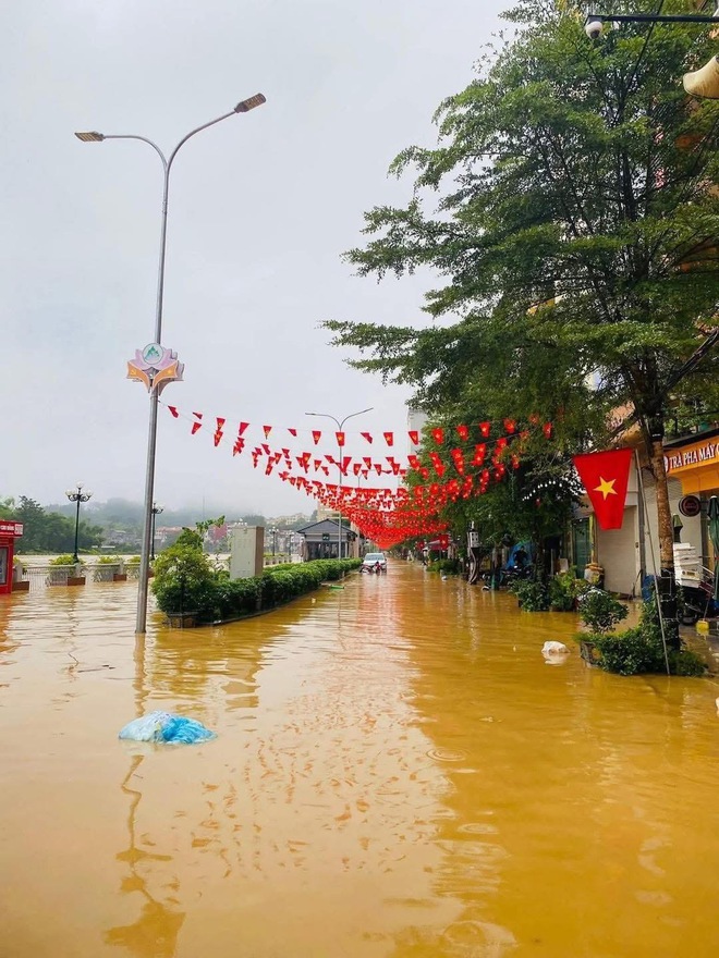 Thành phố Cao Bằng ngập do ảnh hưởng hoàn lưu bão số 10 - Ảnh 2.