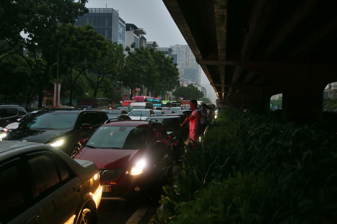 Hà Nội ngập khắp nơi, người dân cố vượt 'biển nước' về nhà- Ảnh 8. Hà Nội ngập khắp nơi, người dân cố vượt 'biển nước' về nhà- Ảnh 8.