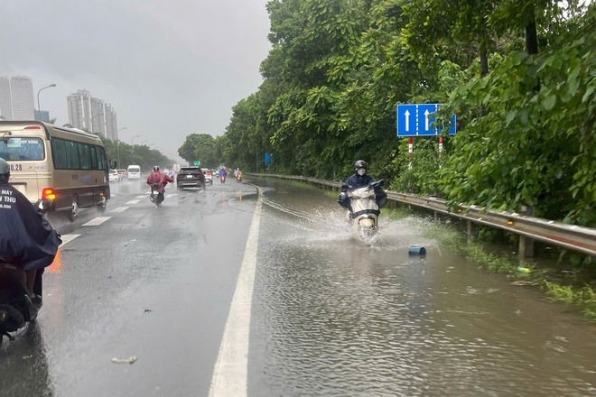 Nhiều tuyến phố ngập s&acirc;u, người H&agrave; Nội đi v&agrave;o đại lộ n&eacute; điểm &uacute;ng ngập - Ảnh 9.