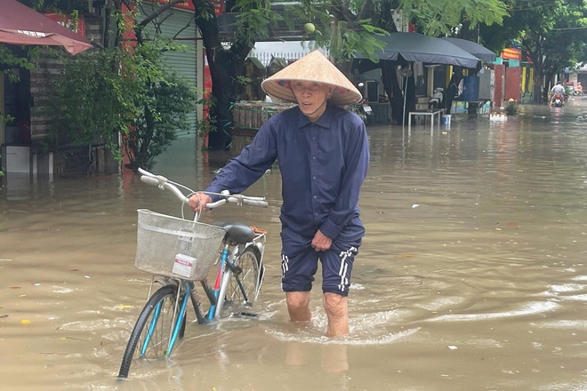 Nhiều tuyến phố ngập s&acirc;u, người H&agrave; Nội đi v&agrave;o đại lộ n&eacute; điểm &uacute;ng ngập - Ảnh 2.
