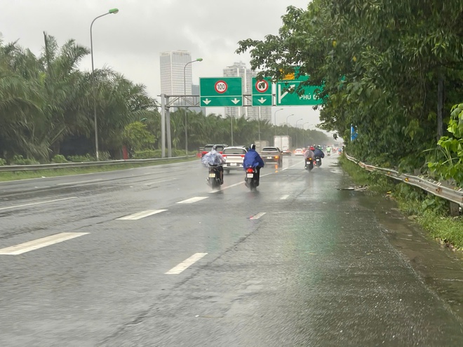 Nhiều tuyến phố ngập s&acirc;u, người H&agrave; Nội đi v&agrave;o đại lộ n&eacute; điểm &uacute;ng ngập - Ảnh 8.