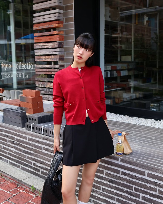 Nhẹ nhàng, trẻ trung bất ngờ khi nàng diện áo cardigan- Ảnh 7. Nhẹ nhàng, trẻ trung bất ngờ khi nàng diện áo cardigan- Ảnh 7.