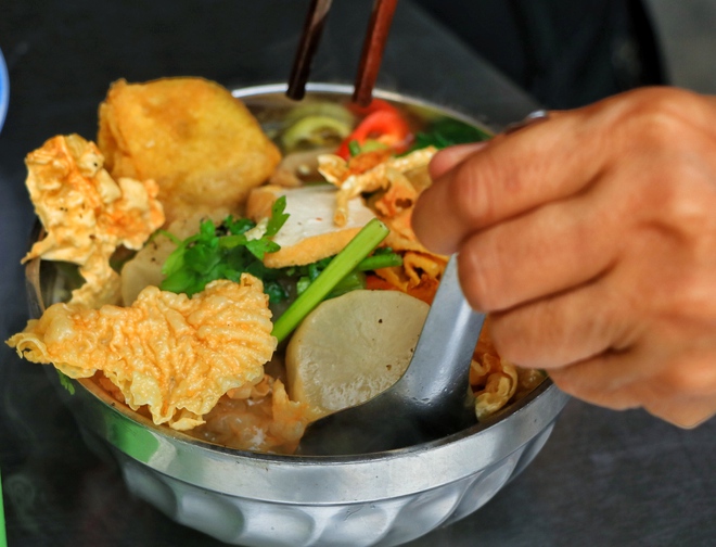 Quán chay gần chùa Vĩnh Nghiêm tồn tại gần nửa thế kỷ: Ông chủ... lạ đời- Ảnh 3. Quán chay gần chùa Vĩnh Nghiêm tồn tại gần nửa thế kỷ: Ông chủ... lạ đời- Ảnh 3.