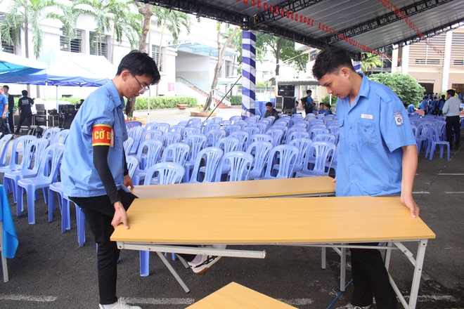 Ngôi trường gần 120 năm tuổi tất bật cho lễ khai giảng năm học mới - Ảnh 6.