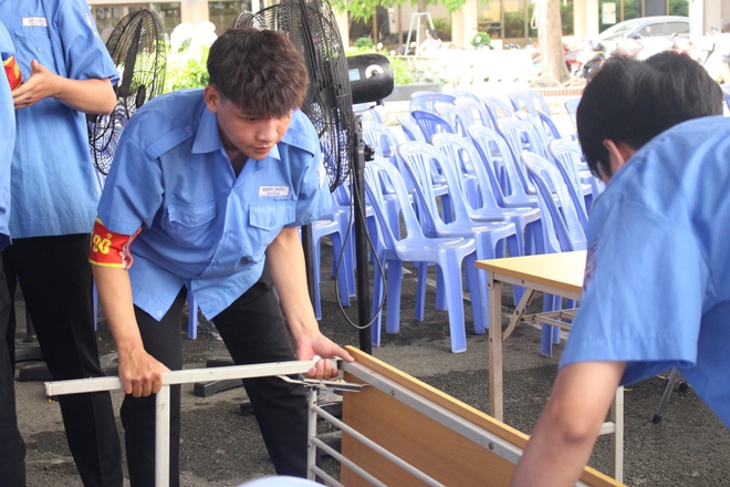 Ngôi trường gần 120 năm tuổi tất bật cho lễ khai giảng năm học mới - Ảnh 4.