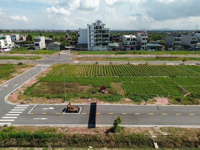 Hải Phòng lạ lùng: ngôi mộ nằm giữa đường - Ảnh 4. Hải Phòng lạ lùng: ngôi mộ nằm giữa đường - Ảnh 4.