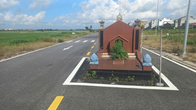 Hải Phòng lạ lùng: ngôi mộ nằm giữa đường - Ảnh 2. Hải Phòng lạ lùng: ngôi mộ nằm giữa đường - Ảnh 2.