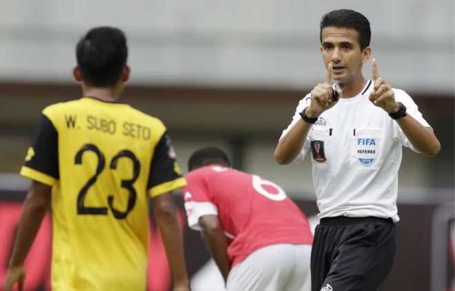 Trọng tài Indonesia bắt trận 'chung kết' bảng của U.23 Việt Nam - Yemen: Vua thẻ đỏ- Ảnh 2. Trọng tài Indonesia bắt trận 'chung kết' bảng của U.23 Việt Nam - Yemen: Vua thẻ đỏ- Ảnh 2.