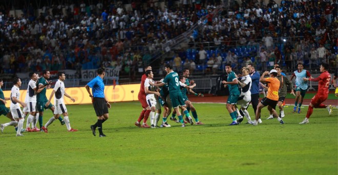 Đội tuyển Th&aacute;i Lan thua, su&yacute;t ẩu đả: Cầu thủ Iraq phải 'trốn', Madam Pang n&oacute;i g&igrave;?- Ảnh 3.