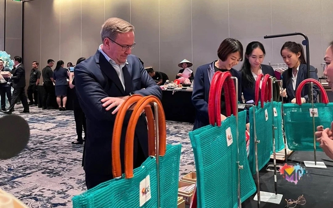 Túi tái chế từ lưới đánh cá cũ đi chợ, đi chơi- Ảnh 8.