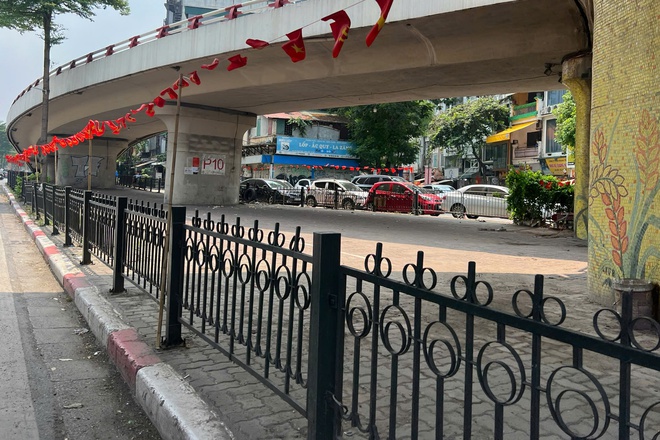 Cảnh trái ngược tại các bãi xe gầm cầu cạn sau lệnh 'xóa sổ' ở Hà Nội - Ảnh 2.