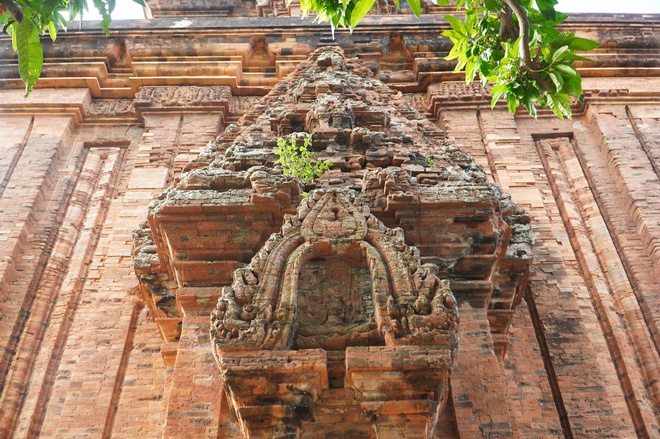 Vòm cửa giả được thiết kế hình mũi giáo vươn cao, tạo cảm giác uy nghi. . ẢNH: ĐỨC NHẬT Vòm cửa giả được thiết kế hình mũi giáo vươn cao, tạo cảm giác uy nghi. . ẢNH: ĐỨC NHẬT