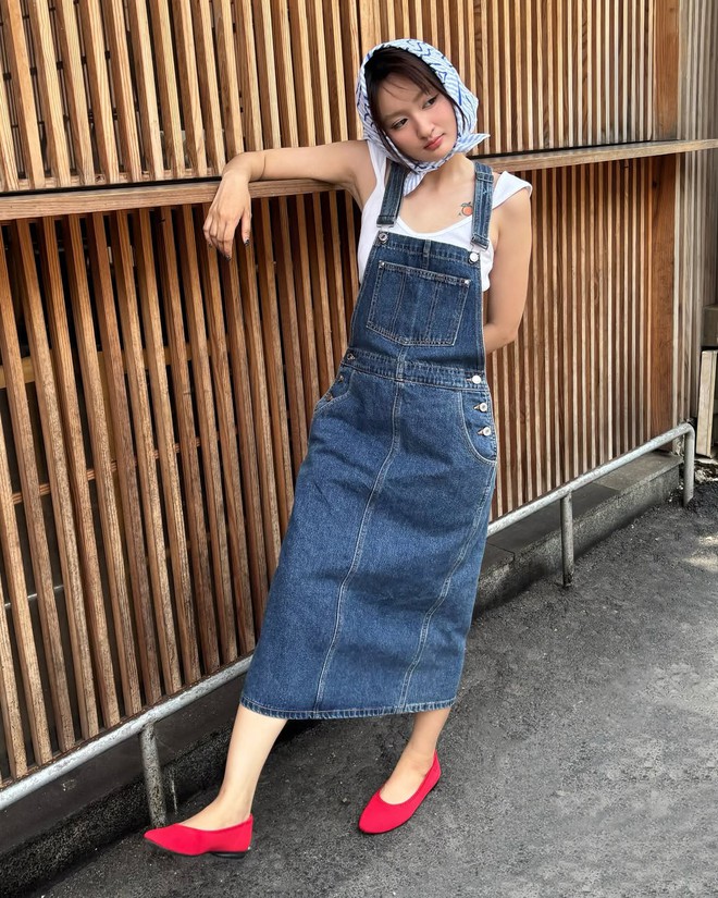 Chân váy denim, quần jeans ống rộng và những xu hướng denim 'đỉnh' nhất mùa- Ảnh 8. Chân váy denim, quần jeans ống rộng và những xu hướng denim 'đỉnh' nhất mùa- Ảnh 8.
