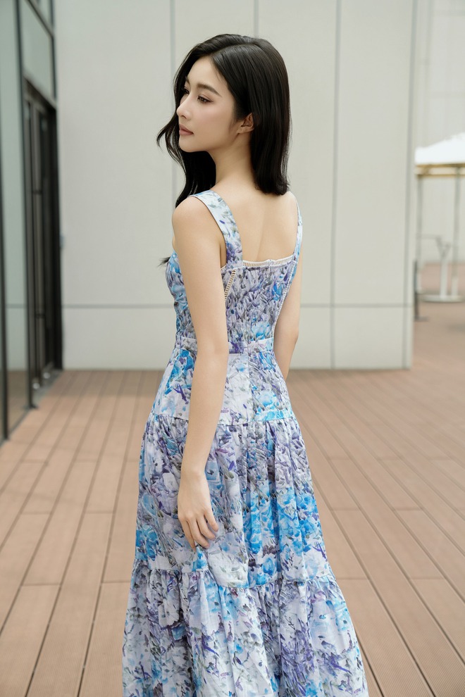 Không phải váy hoa, đây là kiểu váy họa tiết đẹp nhất mùa thu - Ảnh 9.