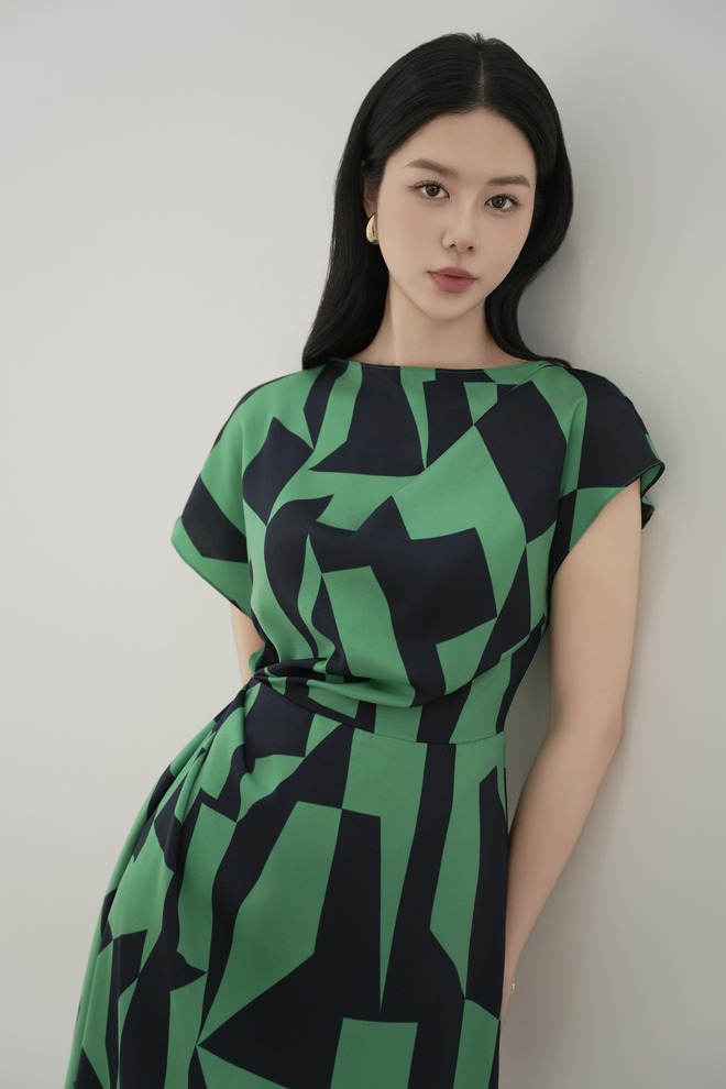 Không phải váy hoa, đây là kiểu váy họa tiết đẹp nhất mùa thu - Ảnh 10.