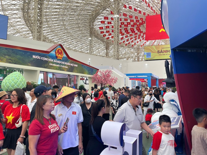 Hải Phòng đưa đón miễn phí dân đi xem triển lãm thành tựu đất nước- Ảnh 3. Hải Phòng đưa đón miễn phí dân đi xem triển lãm thành tựu đất nước- Ảnh 3.