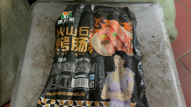 Công an Hà Nội thu 1 tấn 'lạp xưởng Hà Khẩu nướng đá'- Ảnh 4.
