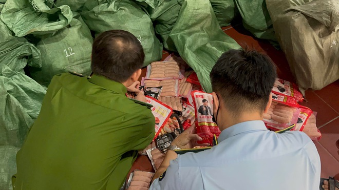Công an Hà Nội thu 1 tấn 'lạp xưởng Hà Khẩu nướng đá'- Ảnh 2.