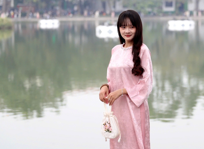 'Biển người' đổ về hồ Gươm ng&agrave;y đầu ti&ecirc;n năm 2026- Ảnh 14.