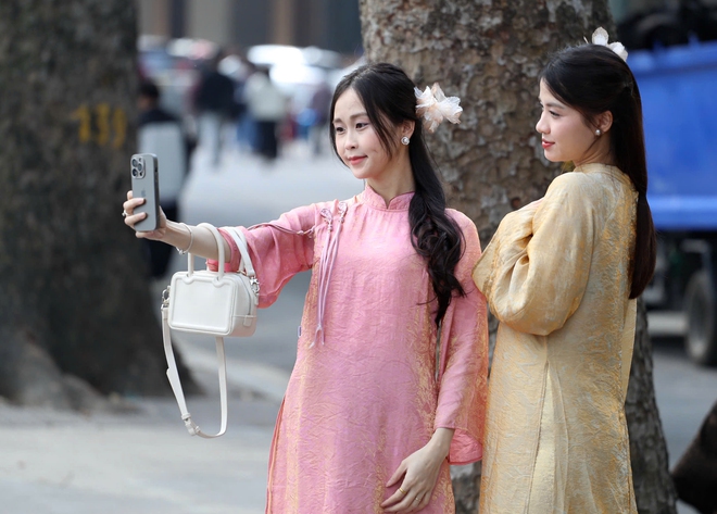 'Biển người' đổ về hồ Gươm ng&agrave;y đầu ti&ecirc;n năm 2026- Ảnh 13.