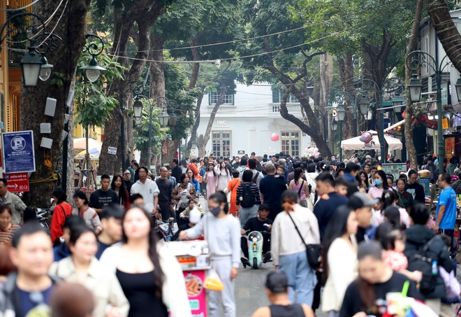 'Biển người' đổ về hồ Gươm ng&agrave;y đầu ti&ecirc;n năm 2026- Ảnh 7.