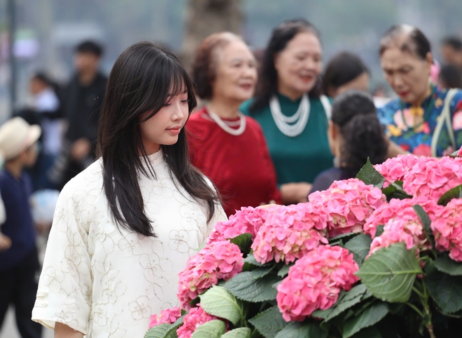 'Biển người' đổ về hồ Gươm ng&agrave;y đầu ti&ecirc;n năm 2026- Ảnh 16.