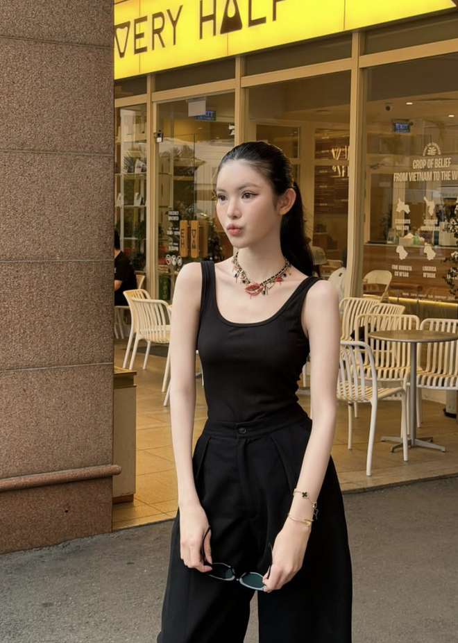 Áo tank top, áo hai dây dáng ôm mang đến vẻ ngoài gọn gàng và hiện đại- Ảnh 8.