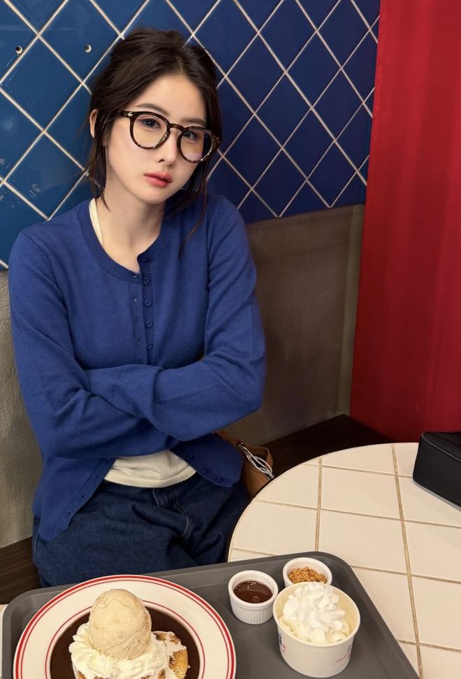 Phong cách thường ngày thêm duyên dáng với áo cardigan- Ảnh 3.