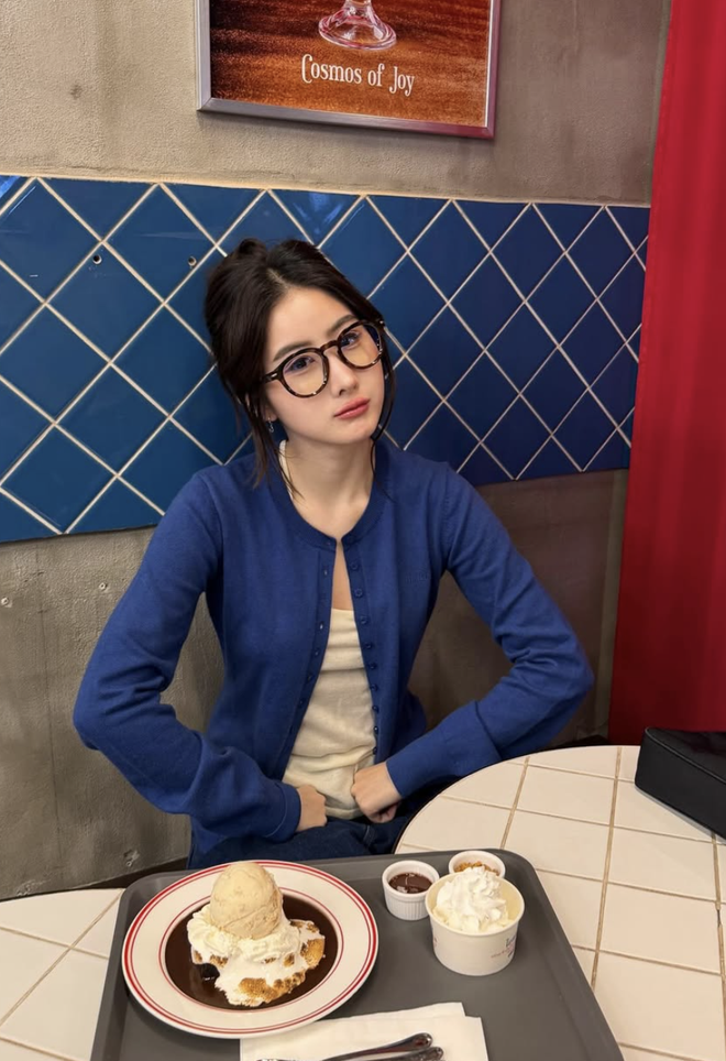 Phong cách thường ngày thêm duyên dáng với áo cardigan- Ảnh 4.