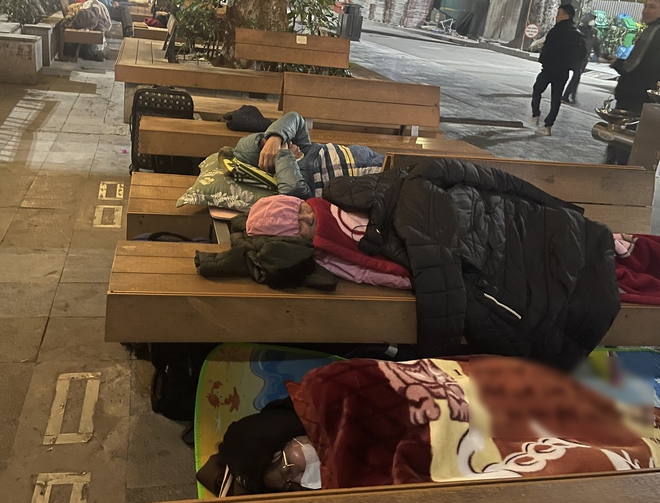 Đ&ecirc;m r&eacute;t trong Bệnh viện Bạch Mai sau vụ bảo vệ 'giật chăn' người nh&agrave; bệnh nh&acirc;n - Ảnh 5.