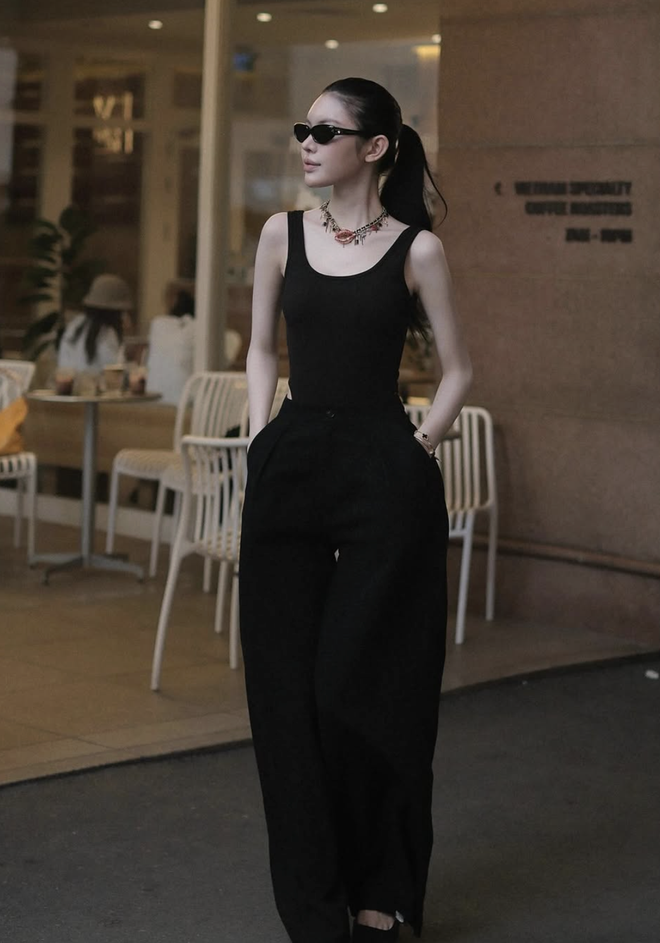 Áo tank top, áo hai dây dáng ôm mang đến vẻ ngoài gọn gàng và hiện đại- Ảnh 7.