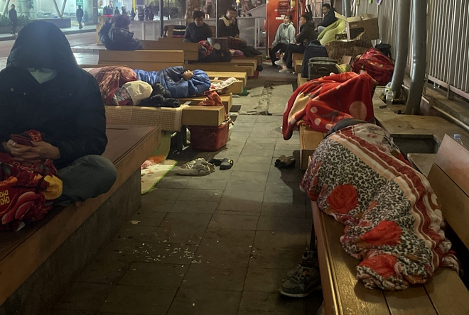 Đ&ecirc;m r&eacute;t trong Bệnh viện Bạch Mai sau vụ bảo vệ 'giật chăn' người nh&agrave; bệnh nh&acirc;n - Ảnh 4.