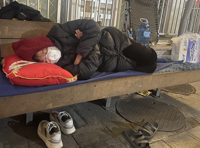 Đ&ecirc;m r&eacute;t trong Bệnh viện Bạch Mai sau vụ bảo vệ 'giật chăn' người nh&agrave; bệnh nh&acirc;n - Ảnh 7.