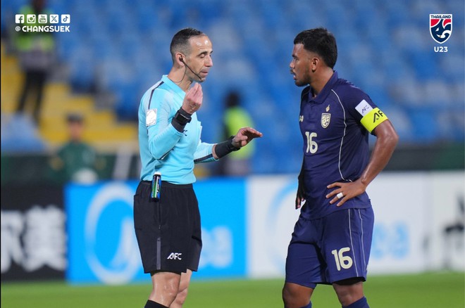 U.23 Th&aacute;i Lan tho&aacute;t cảnh về sớm, Madam Pang n&oacute;i c&acirc;u kh&oacute; hiểu: 'T&ocirc;i bối rối...'- Ảnh 1.