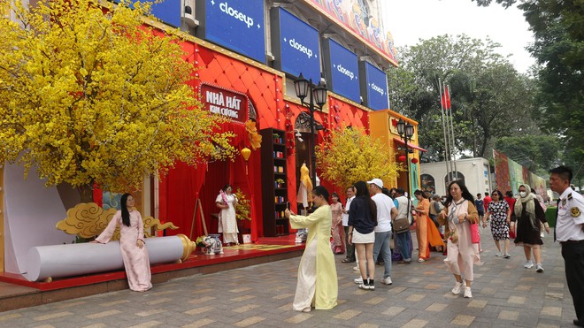 Tái hiện lại Sài Gòn xưa, nơi đây đang đông đúc khách chụp ảnh tết miễn phí- Ảnh 2. Tái hiện lại Sài Gòn xưa, nơi đây đang đông đúc khách chụp ảnh tết miễn phí- Ảnh 2.