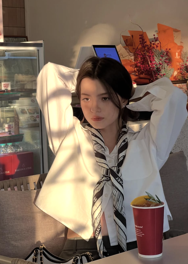 Diện áo sơ mi trắng tinh giản nhưng luôn ghi điểm thanh lịch- Ảnh 6.