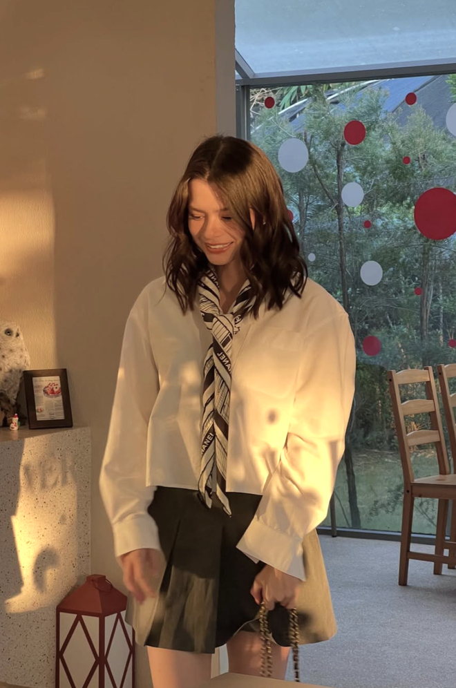 Diện áo sơ mi trắng tinh giản nhưng luôn ghi điểm thanh lịch- Ảnh 7.