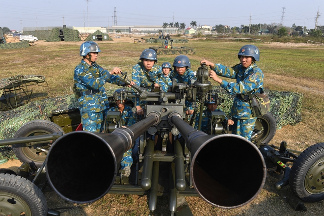 Tư lệnh Vũ Hồng Sơn kiểm tra trận địa ph&ograve;ng kh&ocirc;ng tham gia bảo vệ Đại hội XIV- Ảnh 5.