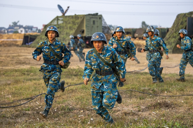 Tư lệnh Vũ Hồng Sơn kiểm tra trận địa ph&ograve;ng kh&ocirc;ng tham gia bảo vệ Đại hội XIV- Ảnh 3.