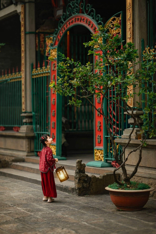 Chụp ảnh áo dài tết miễn phí ở TP.HCM: Gợi ý cực hợp cho mẹ và bé - Ảnh 2. Chụp ảnh áo dài tết miễn phí ở TP.HCM: Gợi ý cực hợp cho mẹ và bé - Ảnh 2.