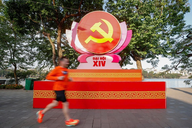 Phố phường H&agrave; Nội rực rỡ cờ hoa ch&agrave;o mừng Đại hội XIV của Đảng- Ảnh 3.