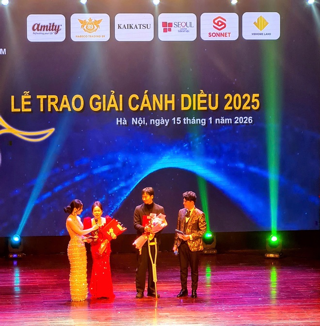 C&aacute;nh Diều 2025: Tuấn Trần chống nạng l&ecirc;n nhận giải nam ch&iacute;nh xuất sắc - Ảnh 2.