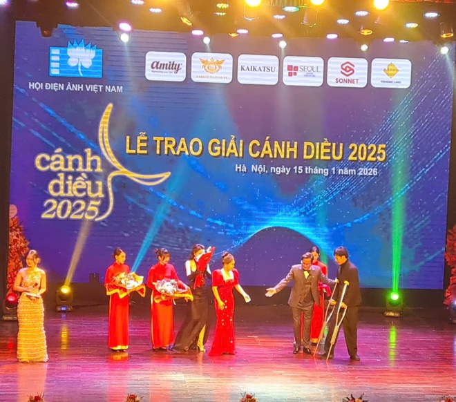 C&aacute;nh Diều 2025: Tuấn Trần chống nạng l&ecirc;n nhận giải nam ch&iacute;nh xuất sắc - Ảnh 1.