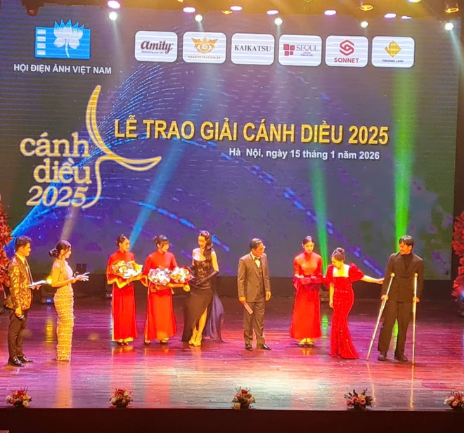 C&aacute;nh Diều 2025: Tuấn Trần chống nạng l&ecirc;n nhận giải nam ch&iacute;nh xuất sắc - Ảnh 3.