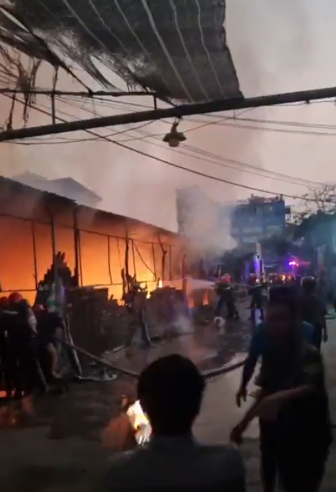 Ch&aacute;y b&atilde;i phế liệu trong hẻm, khu d&acirc;n cư hoảng loạn- Ảnh 2.