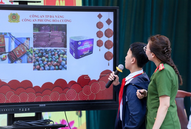 Khi công an, bác sĩ, nhà báo cùng lo cho học sinh trước hiểm họa pháo nổ- Ảnh 6. Khi công an, bác sĩ, nhà báo cùng lo cho học sinh trước hiểm họa pháo nổ- Ảnh 6.