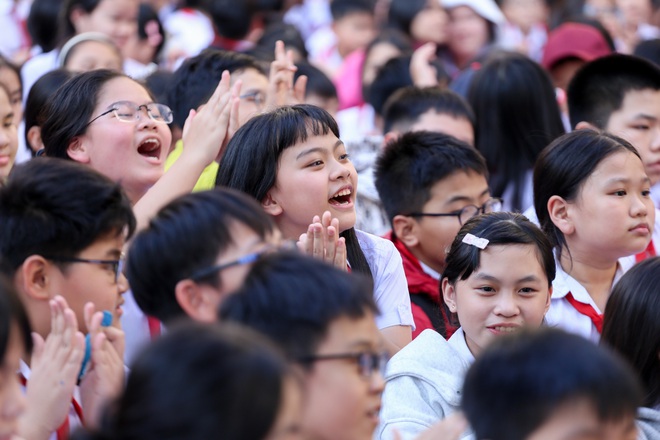 Khi công an, bác sĩ, nhà báo cùng lo cho học sinh trước hiểm họa pháo nổ- Ảnh 3. Khi công an, bác sĩ, nhà báo cùng lo cho học sinh trước hiểm họa pháo nổ- Ảnh 3.