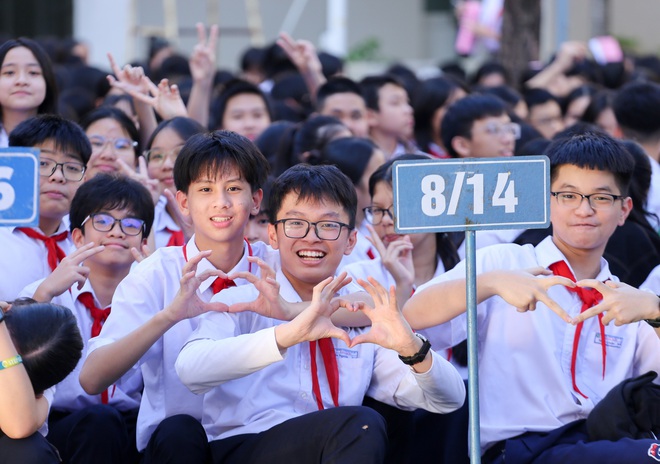 Khi công an, bác sĩ, nhà báo cùng lo cho học sinh trước hiểm họa pháo nổ- Ảnh 4. Khi công an, bác sĩ, nhà báo cùng lo cho học sinh trước hiểm họa pháo nổ- Ảnh 4.