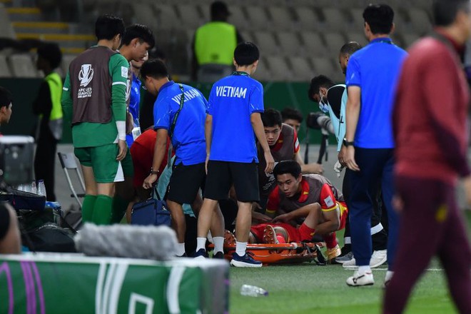 Hiểu Minh chấn thương nặng, L&yacute; Đức thẻ đỏ: H&agrave;ng thủ U.23 Việt Nam vụn vỡ, thua đậm U.23 Trung Quốc- Ảnh 6.