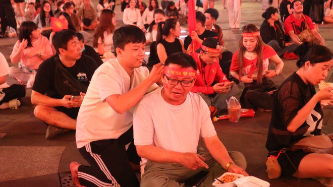 Nhiều người ngồi chờ 4-5 giờ đồng hồ v&igrave; U.23 Việt Nam - Ảnh 4.